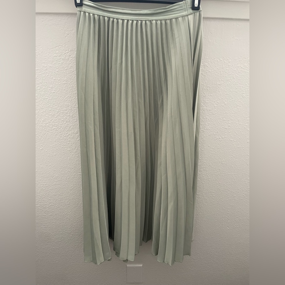 H&M Pleated sage green skirt
